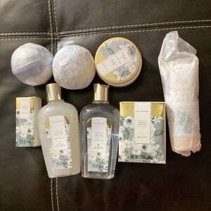Source Unknown White and Gold Bath Soak Set